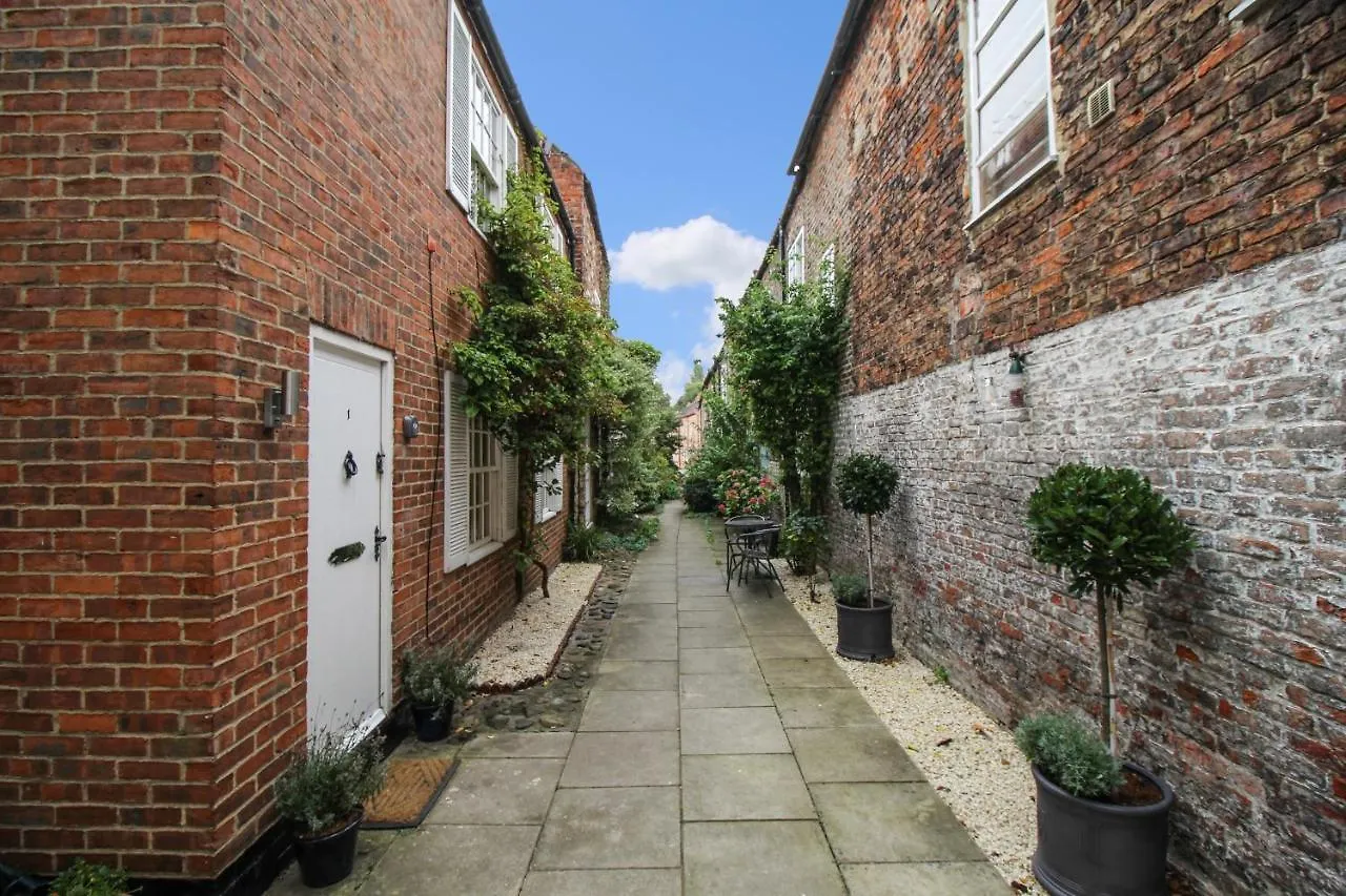 The Mews Cottage, With Parking, Yarm